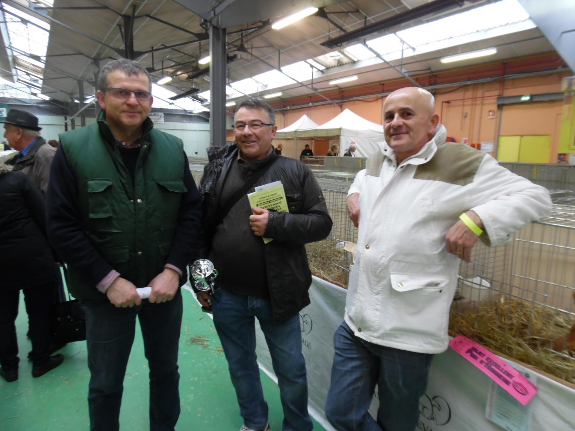 De g a d thierry michel guy puillet et pascal dumontet nos eleveurs de saone et loire heureux de se retrouver